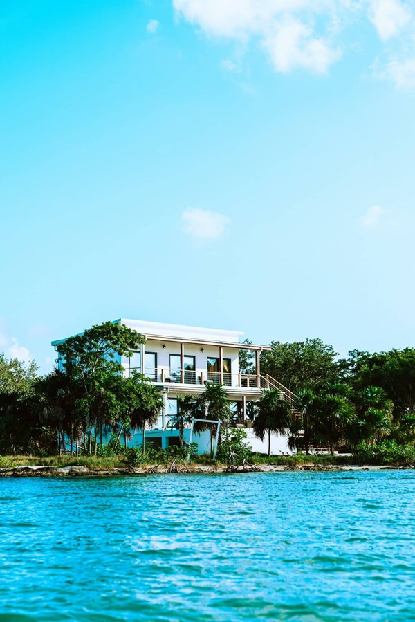 Quels sont les avantages d'une façade en bardage composite pour une maison en bord de mer?