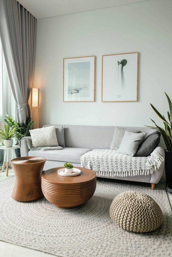Comment organiser un coin lecture cosy dans un salon spacieux?
