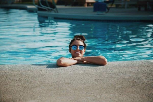 Quels sont les avantages d'une installation de sauna près de la piscine?
